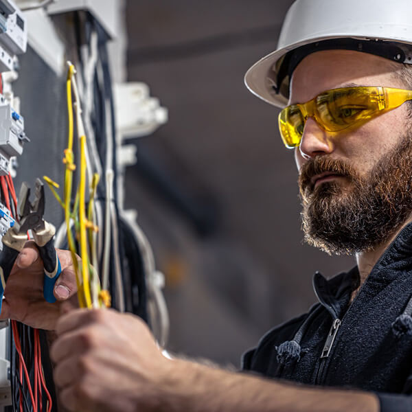 Hombre electricista con barba trabajando con cables