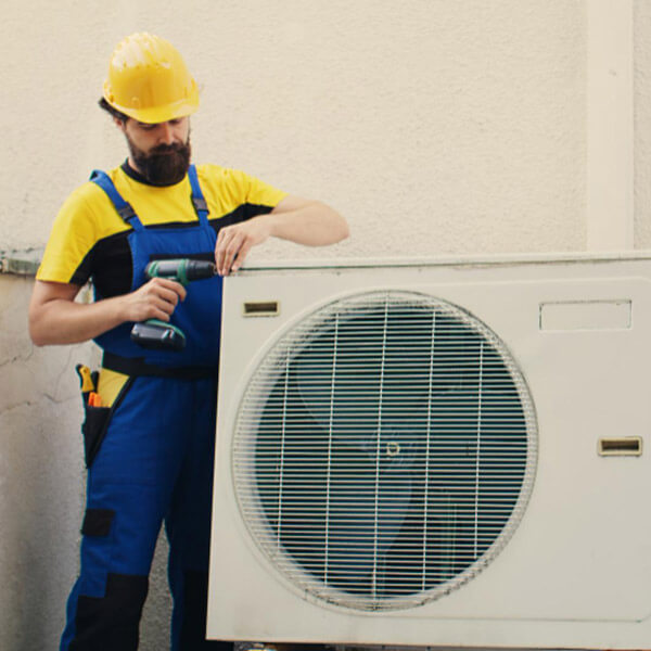 Empleado trabajando en un aire acondicionado