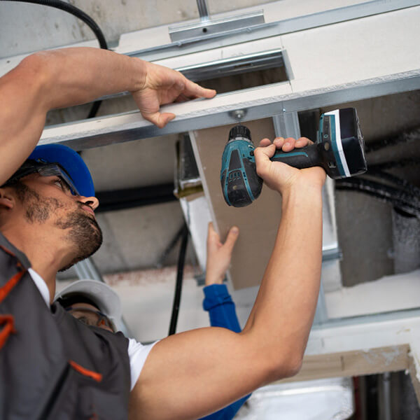Empleados realizando reparaciones de sistema de aire
