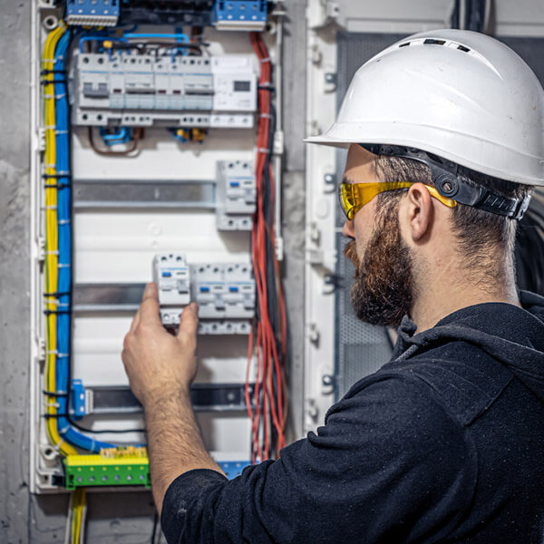 Actualización de tableros eléctricos realizado por un electricista profesional de la red de AdminPro