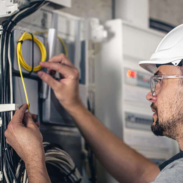 Profesional eléctrico realizando el cableado o estructura eléctrica