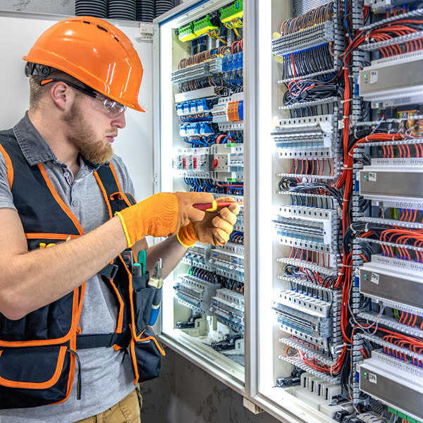 Profesional eléctrico realizando la instalación eléctrica de un edificio
