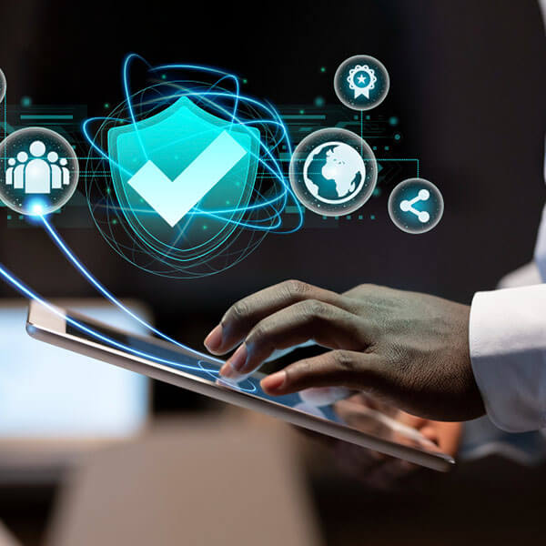 Operario gestionando sistemas de seguridad electrónica desde tablet. Conectividad digital avanzada de AdminPro con monitorización en tiempo real en Uruguay.